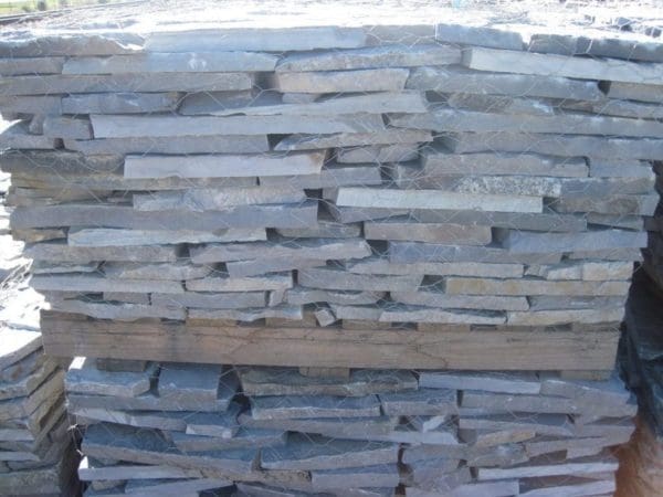 Glacier Ridge Natural Thin Stone Veneer Pallet (Side View)