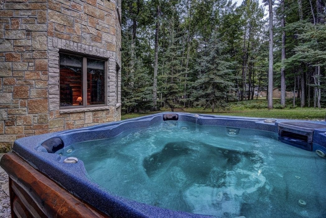 Outdoor Spa with Castle Rock Natural Stone Wall