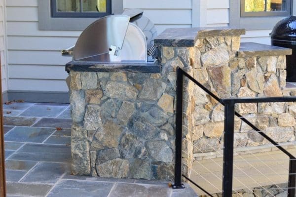 Outdoor grill with Cheyenne real thin stone veneer