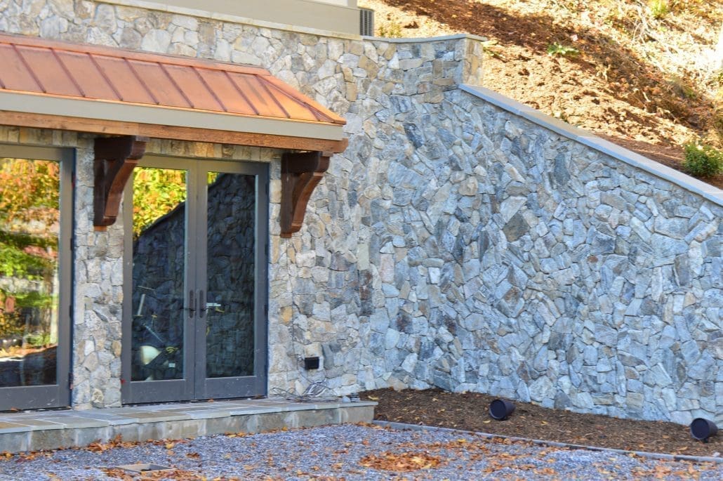 Exterior landscape wall with Cheyenne real thin stone veneer