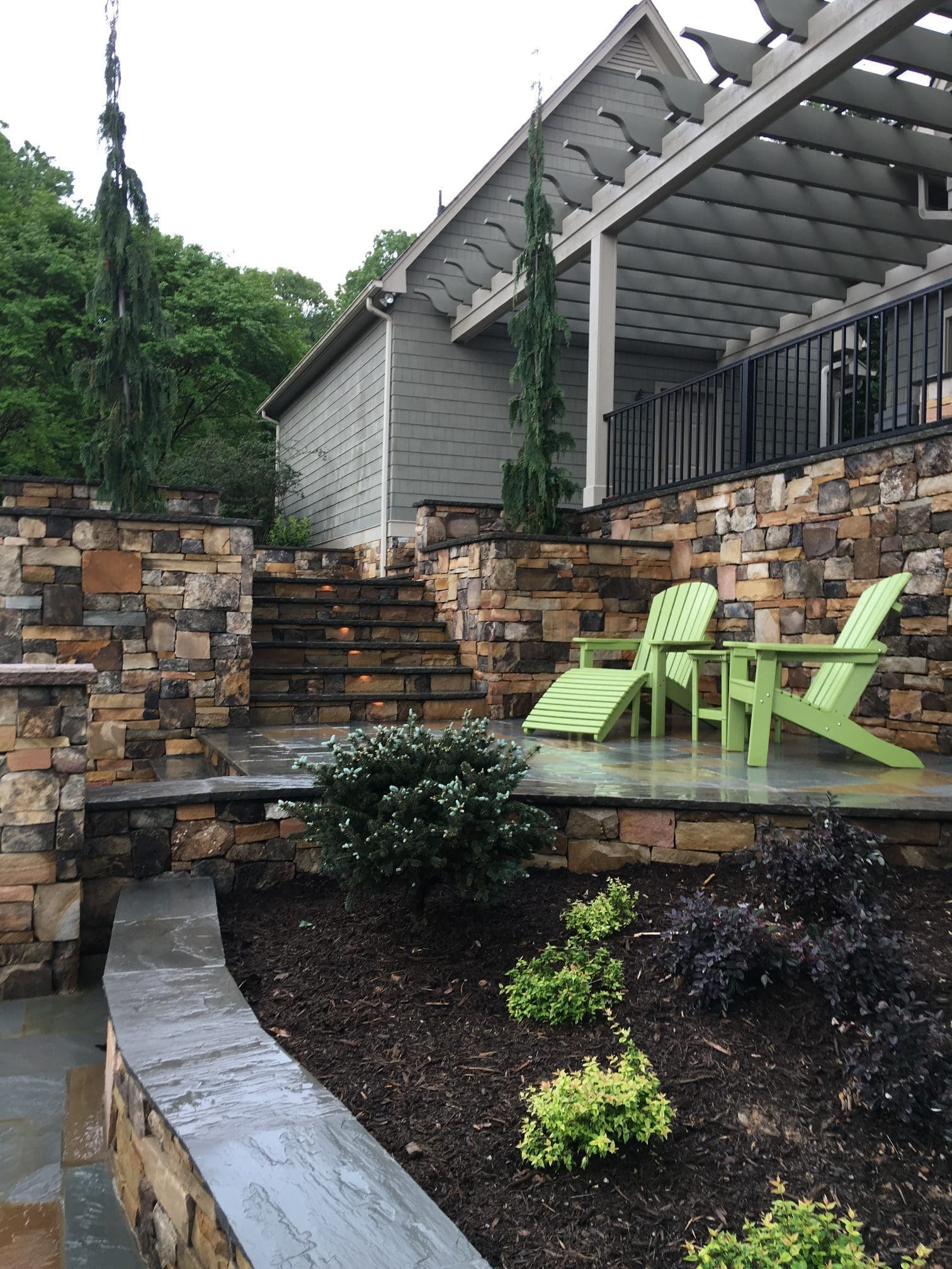 Backyard patio with Saguaro ashlar style natural thin stone veneer