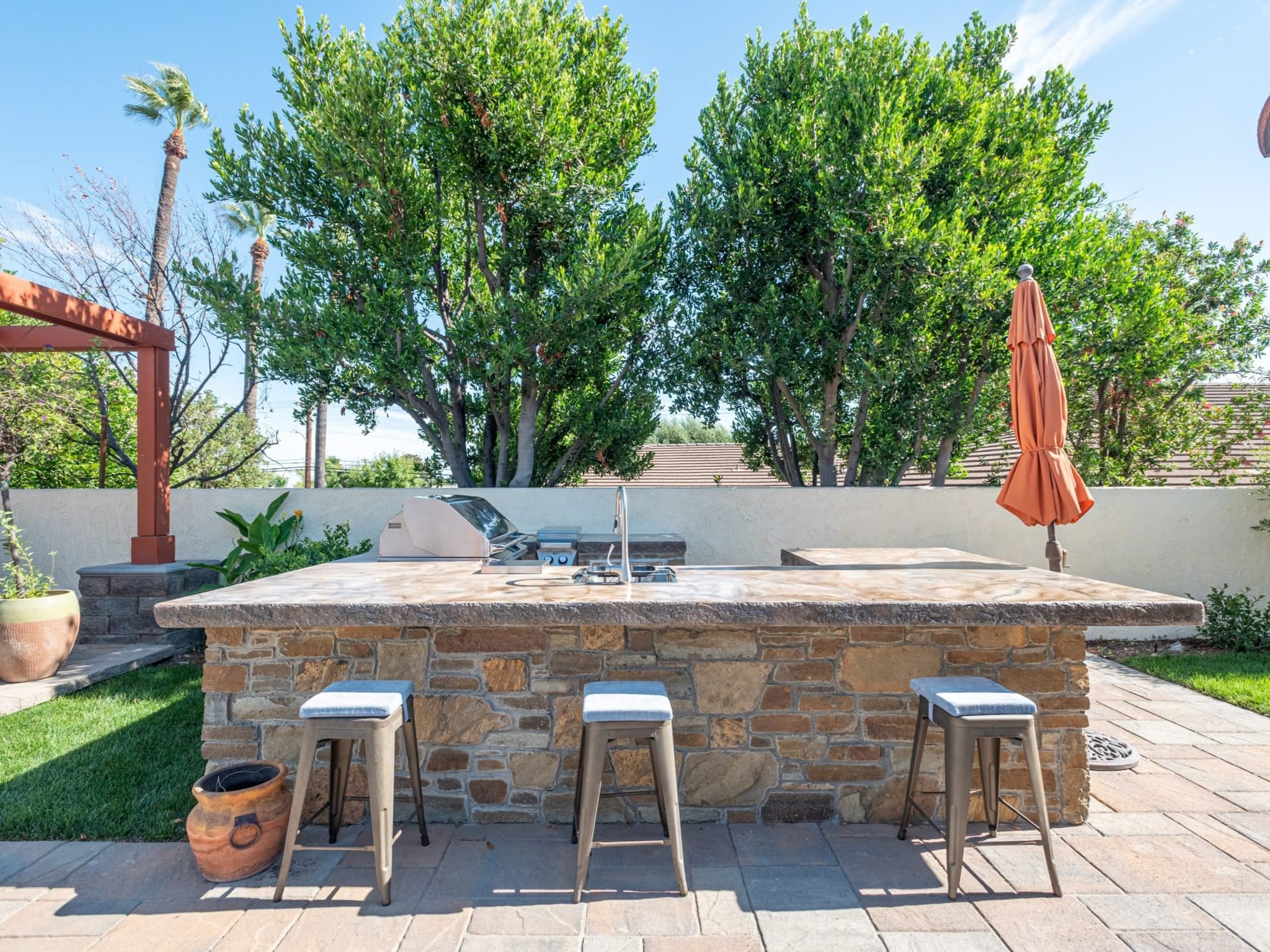 Outdoor Living Bar with Cabernet Real Stone Veneer