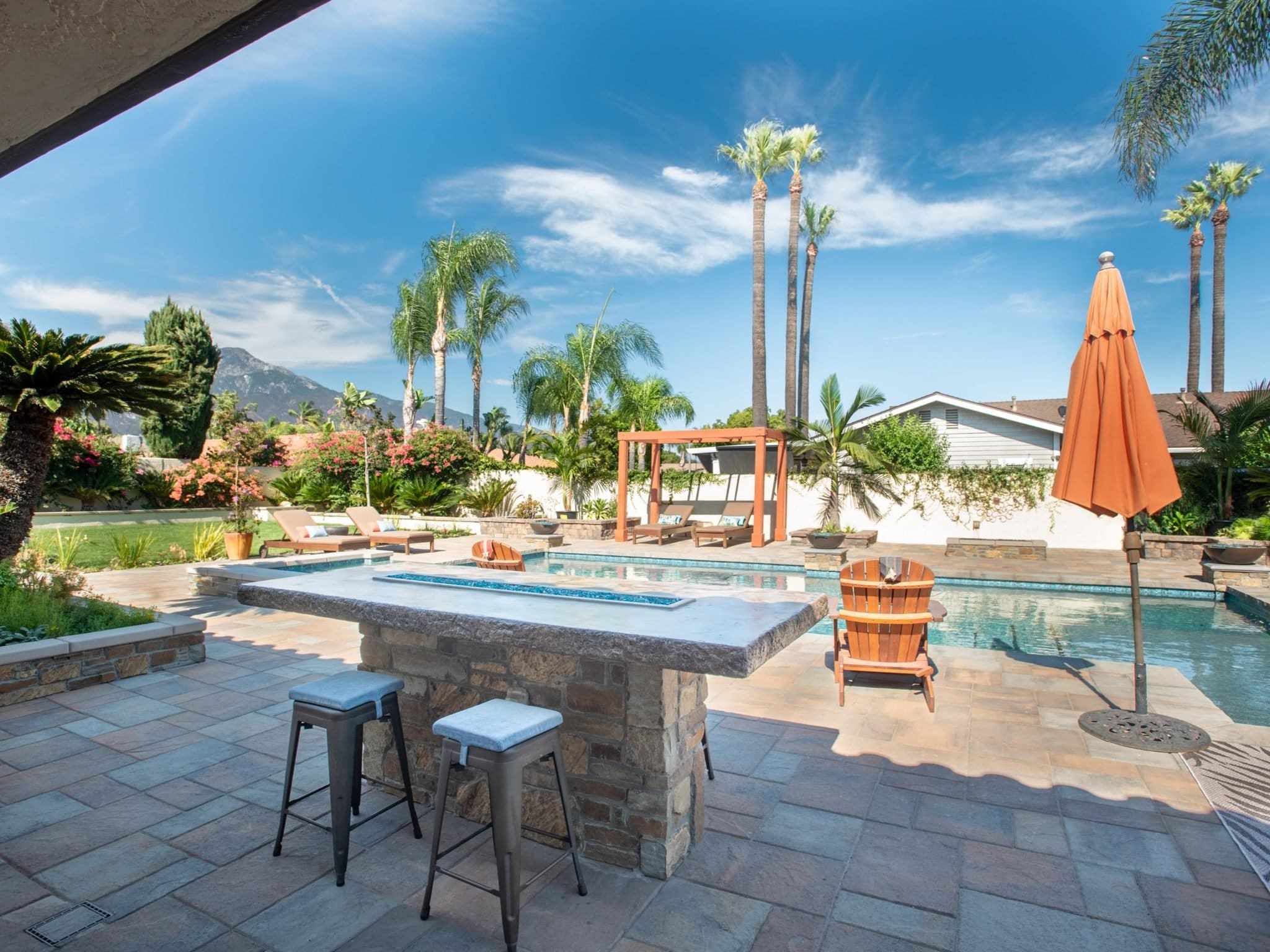 Outdoor Living Pool and Spa with Cabernet Real Thin Stone Veneer