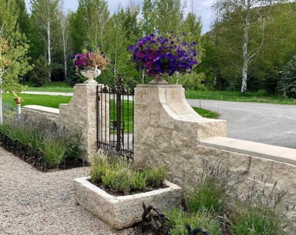 Athens Natural Stone Veneer Custom Castle Rock Style Entrance Gate with Cream Mortar
