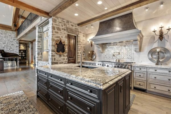 Charcoal Bluff Ashlar Style Real Thin STone Veneer Kitchen with Overgrout and White Mortar